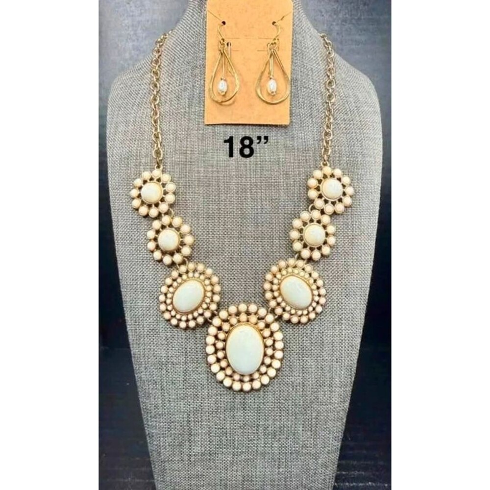 62. Necklace set